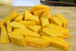 切好的南瓜条加一勺盐，静置20分钟，将南瓜的水分逼出来