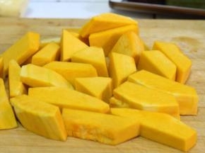 切好的南瓜条加一勺盐，静置20分钟，将南瓜的水分逼出来