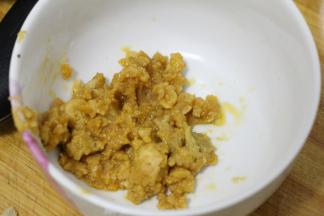 咸鸭蛋取出蛋黄，压碎成细颗粒状