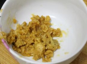 咸鸭蛋取出蛋黄，压碎成细颗粒状