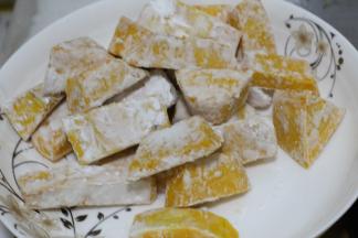 将南瓜条控干水分，表面上均匀的裹上干淀粉