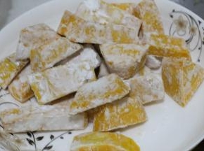 将南瓜条控干水分，表面上均匀的裹上干淀粉