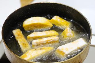 锅内放油烧至5成热，放入南瓜小火炸至表面金黄酥脆，捞出控干多余的油