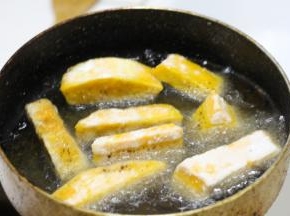 锅内放油烧至5成热，放入南瓜小火炸至表面金黄酥脆，捞出控干多余的油