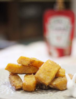 锅内留少许的油，放入蛋黄小火翻炒出泡沫，倒入炸好的南瓜条，加入少许的盐和白糖，翻炒至南瓜均匀的沾上蛋黄即可出锅