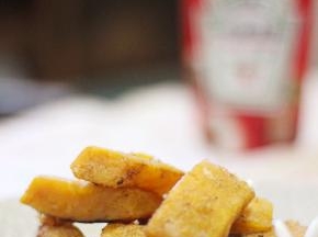 锅内留少许的油，放入蛋黄小火翻炒出泡沫，倒入炸好的南瓜条，加入少许的盐和白糖，翻炒至南瓜均匀的沾上蛋黄即可出锅