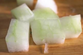 冬瓜去皮，切成2-3厘米的方块，在冬瓜的表面切上花刀