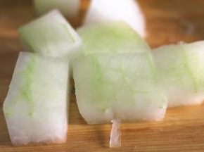 冬瓜去皮，切成2-3厘米的方块，在冬瓜的表面切上花刀