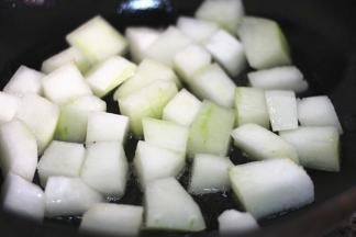 平底锅表面刷一层油，油热之后放入冬瓜煎至双面金黄