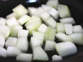 平底锅表面刷一层油，油热之后放入冬瓜煎至双面金黄