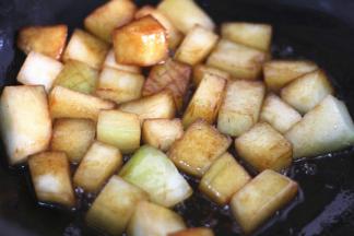 倒入生抽和老抽，翻炒至上色均匀