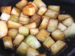 倒入生抽和老抽，翻炒至上色均匀