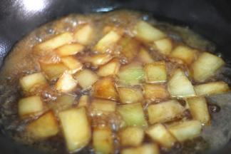 倒入适量的水，大火煮开之后转至小火焖煮至汤汁浓稠