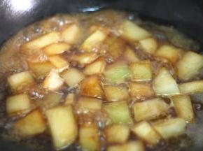 倒入适量的水，大火煮开之后转至小火焖煮至汤汁浓稠