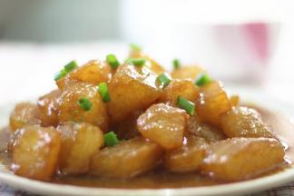 加少许的蚝油和白砂糖翻炒均匀，大火收汁，装盘撒上香葱就可以开吃了