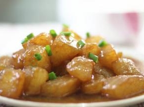 加少许的蚝油和白砂糖翻炒均匀，大火收汁，装盘撒上香葱就可以开吃了