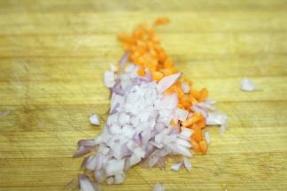 洋葱、胡萝卜、青豆、火腿洗净切丁备用