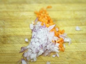 洋葱、胡萝卜、青豆、火腿洗净切丁备用