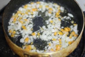 锅内倒少许的油，油热放入洋葱煸直半透明，倒入青豆，胡萝卜和火腿翻炒至断生