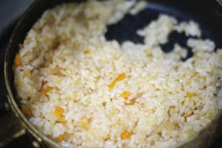 倒入米饭翻炒均匀，根据个人的口味加适量的番茄酱、盐和黑胡椒粉