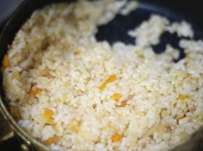 倒入米饭翻炒均匀，根据个人的口味加适量的番茄酱、盐和黑胡椒粉