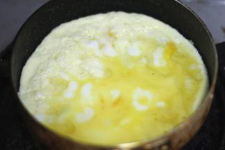 鸡蛋打入碗中，加少许的淀粉搅拌均匀，锅内倒少许的油，油热倒入蛋液小火煎成蛋皮，分2次煎好