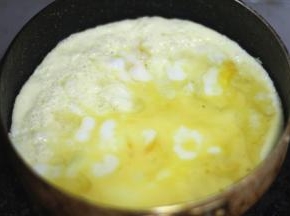 鸡蛋打入碗中，加少许的淀粉搅拌均匀，锅内倒少许的油，油热倒入蛋液小火煎成蛋皮，分2次煎好