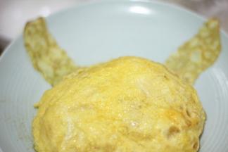 炒好的饭倒入1张蛋皮上，蛋皮盖住米饭包成圆形作为皮卡丘的脸