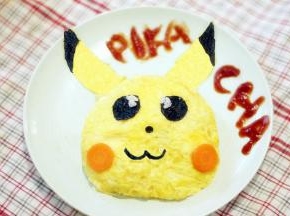 海苔用厨房剪刀剪出眼睛、鼻子和嘴巴。胡萝卜切片作为腮红，将另一个蛋皮剪成耳朵的形状，耳朵的顶部沾上海苔作为装饰，将所有的表情摆好，可爱的皮卡丘就做好了