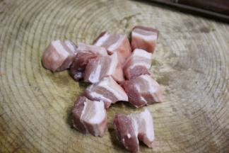 三层五花肉切成合适的块状，放入生姜水中焯去血沫，捞出备用