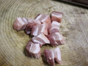 三层五花肉切成合适的块状，放入生姜水中焯去血沫，捞出备用