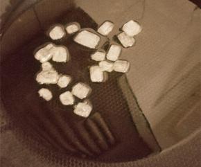 锅内倒油放入冰糖，小火融化冰糖，融化成褐色的汤汁，泛起了小气泡即可。