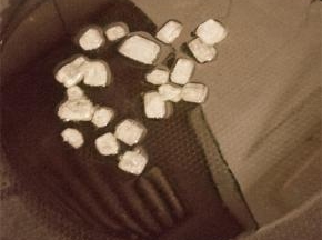 锅内倒油放入冰糖，小火融化冰糖，融化成褐色的汤汁，泛起了小气泡即可。