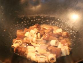 盖上锅盖，小火熬煮大约四十分钟，将浓稠的汤汁完全的炒进红烧肉中