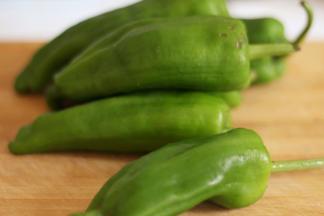 辣椒清洗干净之后去蒂，用小刀抠出里面的籽，表面擦掉水分，防止下油锅的时候迸溅