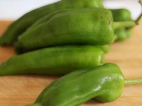 辣椒清洗干净之后去蒂，用小刀抠出里面的籽，表面擦掉水分，防止下油锅的时候迸溅