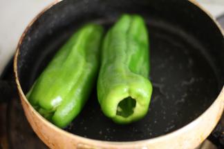 锅内放入少许的油，中火加热，油温三成热的时候放入青椒，转小火，用铲子按压青椒，不断地翻面，让青椒受热均匀，当青椒的表面都呈现出均匀的花纹就可以盛出了