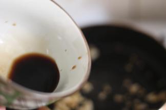 锅内的余油爆香蒜末，放入青椒和调味汁，翻炒至汤汁浓稠即可关