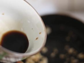 锅内的余油爆香蒜末，放入青椒和调味汁，翻炒至汤汁浓稠即可关