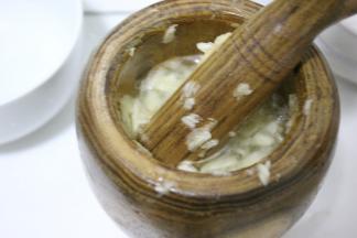 大蒜去皮剥开，拍成蒜末，将上述中的调味料放入碗中搅拌均匀