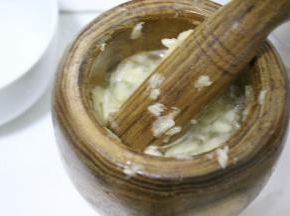 大蒜去皮剥开，拍成蒜末，将上述中的调味料放入碗中搅拌均匀