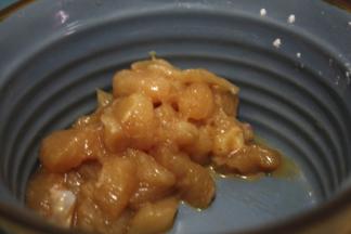 鸡胸肉洗净切成小块，放入适量的淀粉，料酒，生抽和胡椒粉抓拌均匀，不宜放太多，免得抢了咖喱的味道