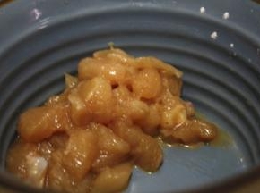 鸡胸肉洗净切成小块，放入适量的淀粉，料酒，生抽和胡椒粉抓拌均匀，不宜放太多，免得抢了咖喱的味道