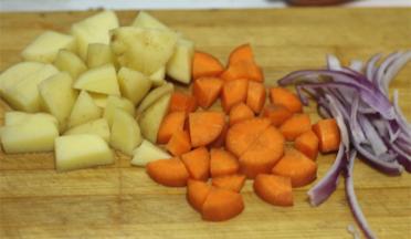 洋葱切丝，土豆和胡萝卜洗净，去皮切成块