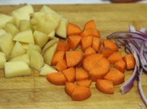 洋葱切丝，土豆和胡萝卜洗净，去皮切成块