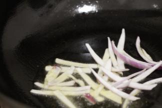 锅内留底油，放入切好的洋葱煸炒至透明，出甜味