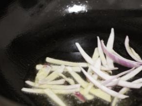 锅内留底油，放入切好的洋葱煸炒至透明，出甜味