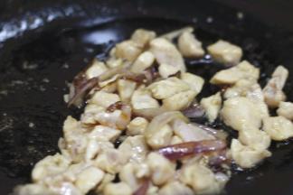 倒入腌好的鸡块翻炒至变色