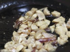 倒入腌好的鸡块翻炒至变色