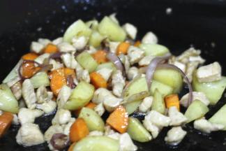 倒入炒好的土豆和胡萝卜，加没过食材的清水，大火煮开